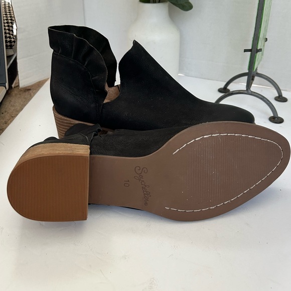NWOT! Seychelles Black Leather Snare Ruffled Booties. Size 10 - Picture 9 of 11